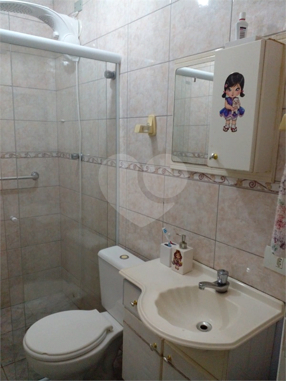 Sobrado 2 dormitórios, 1 banheiro, sala, armários nos dormitórios e 1 vaga de garagem. 