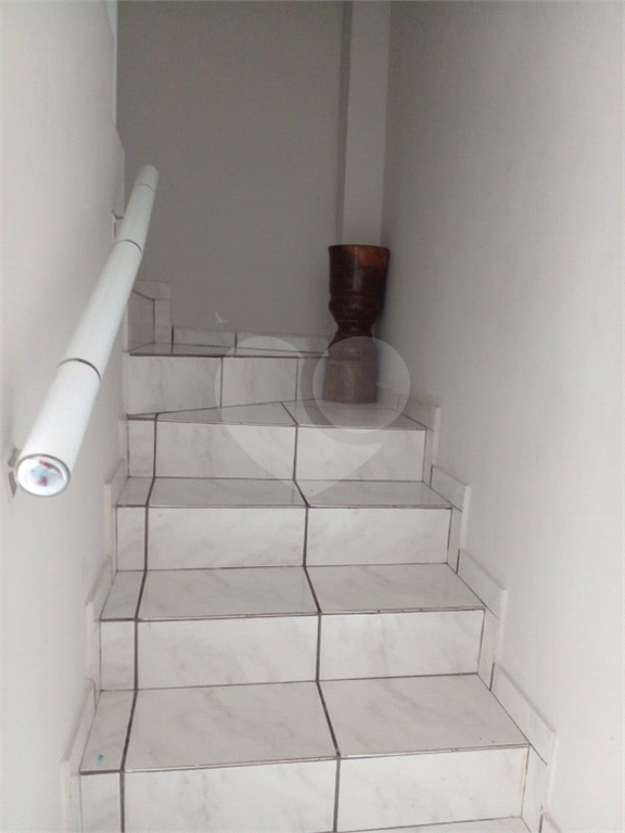 Sobrado 2 dormitórios, 1 banheiro, sala, armários nos dormitórios e 1 vaga de garagem. 