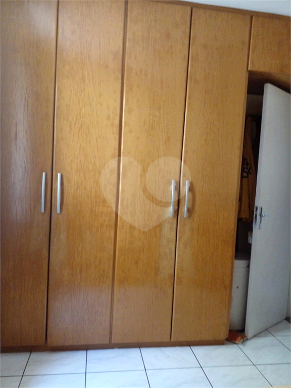 Sobrado 2 dormitórios, 1 banheiro, sala, armários nos dormitórios e 1 vaga de garagem. 