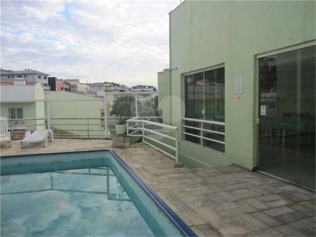 Sobrado 2 dormitórios, 1 banheiro, sala, armários nos dormitórios e 1 vaga de garagem. 
