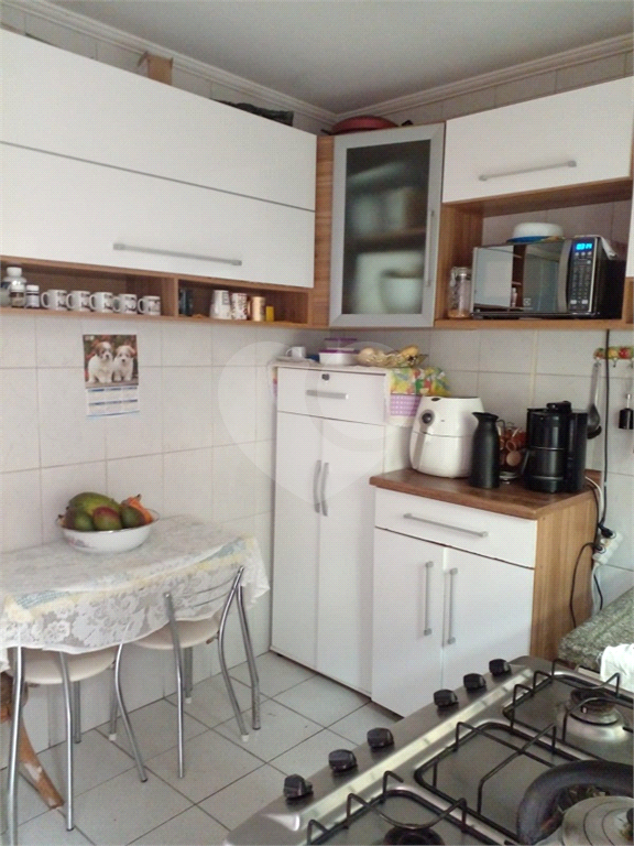 Sobrado 2 dormitórios, 1 banheiro, sala, armários nos dormitórios e 1 vaga de garagem. 