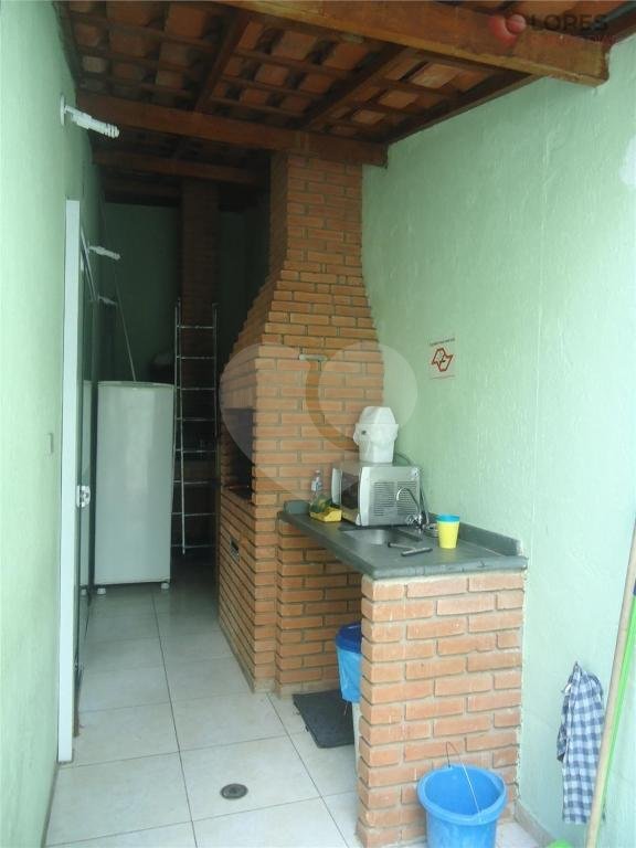 Sobrado 2 dormitórios, 1 banheiro, sala, armários nos dormitórios e 1 vaga de garagem. 