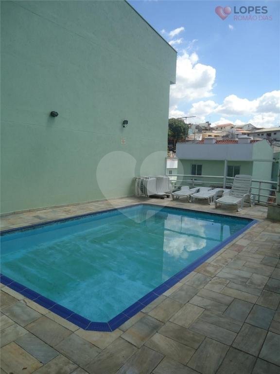 Sobrado 2 dormitórios, 1 banheiro, sala, armários nos dormitórios e 1 vaga de garagem. 
