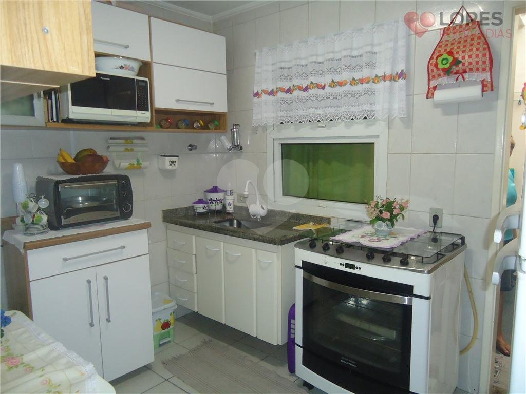 Sobrado 2 dormitórios, 1 banheiro, sala, armários nos dormitórios e 1 vaga de garagem. 