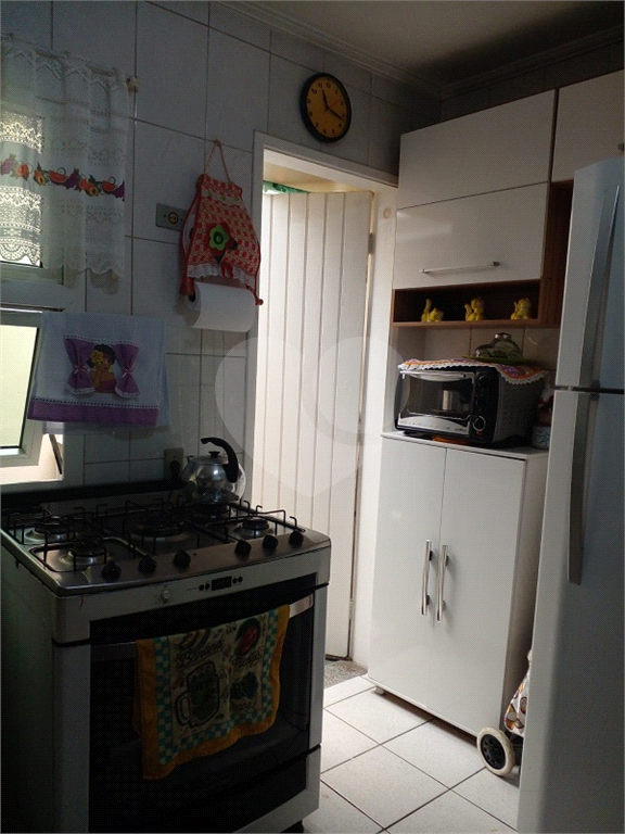 Sobrado 2 dormitórios, 1 banheiro, sala, armários nos dormitórios e 1 vaga de garagem. 