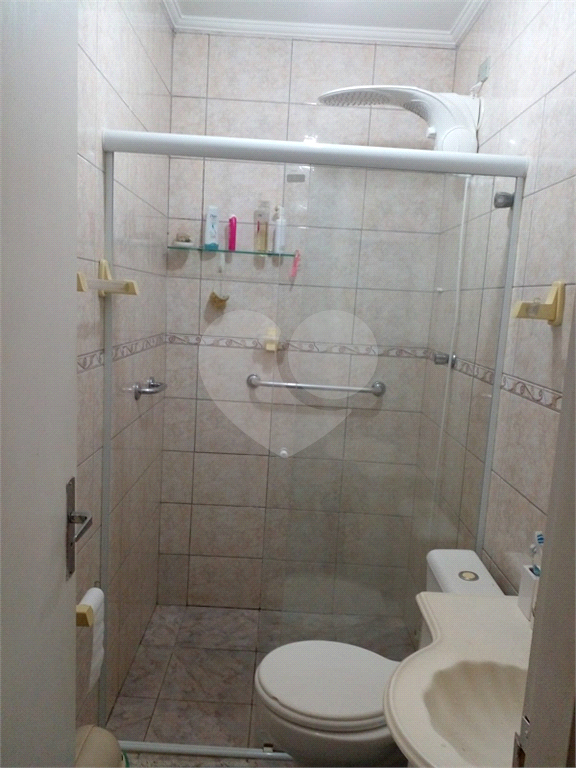 Sobrado 2 dormitórios, 1 banheiro, sala, armários nos dormitórios e 1 vaga de garagem. 
