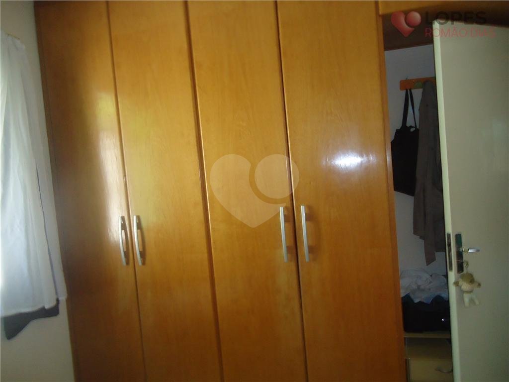 Sobrado 2 dormitórios, 1 banheiro, sala, armários nos dormitórios e 1 vaga de garagem. 