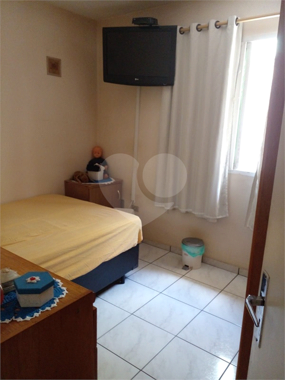 Sobrado 2 dormitórios, 1 banheiro, sala, armários nos dormitórios e 1 vaga de garagem. 