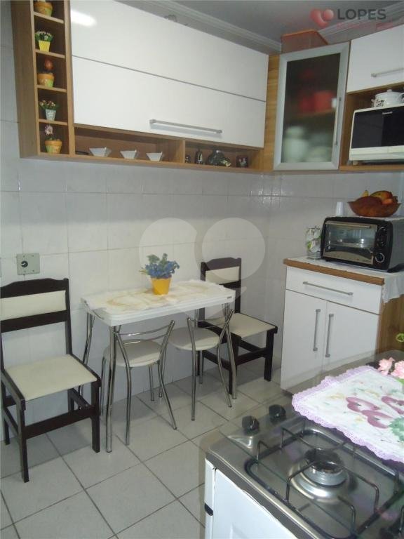 Sobrado 2 dormitórios, 1 banheiro, sala, armários nos dormitórios e 1 vaga de garagem. 