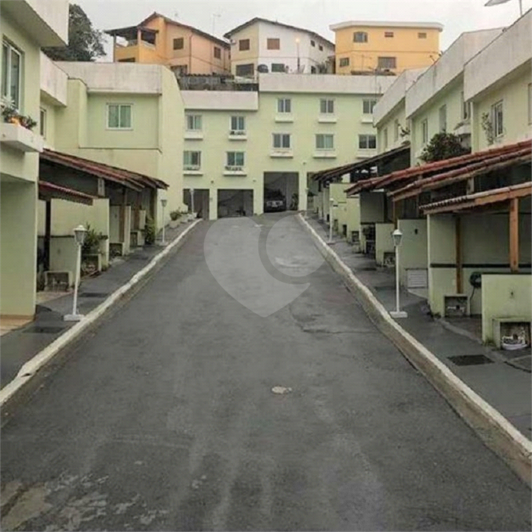 Sobrado 2 dormitórios, 1 banheiro, sala, armários nos dormitórios e 1 vaga de garagem. 