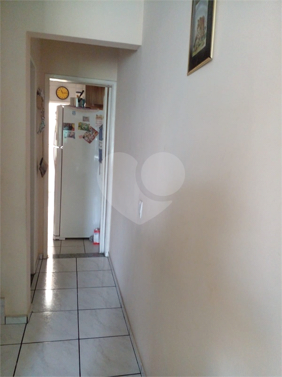 Sobrado 2 dormitórios, 1 banheiro, sala, armários nos dormitórios e 1 vaga de garagem. 