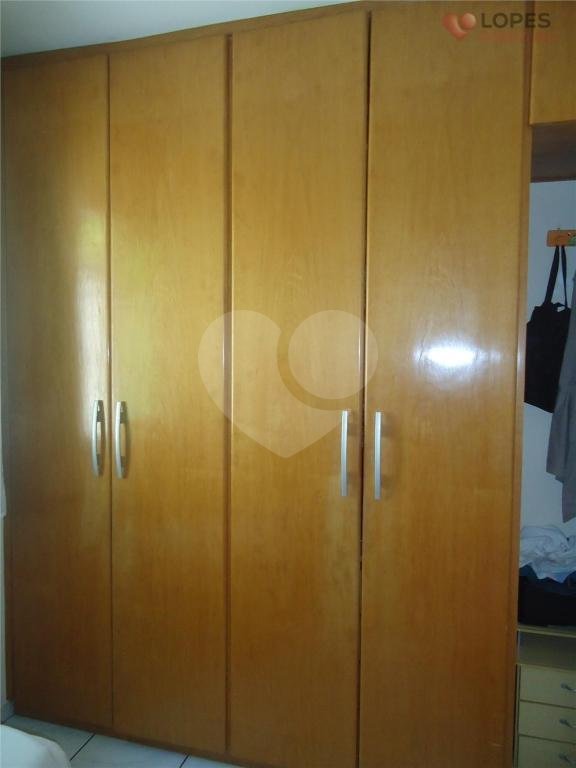 Sobrado 2 dormitórios, 1 banheiro, sala, armários nos dormitórios e 1 vaga de garagem. 