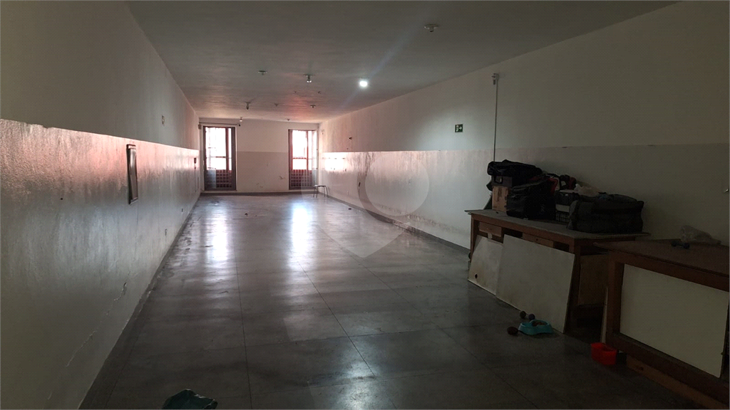 Prédio Comercial a venda no Brás com 850m² de área construída, e elevador.