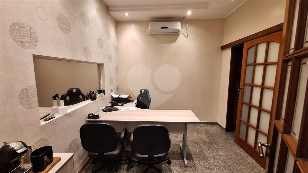 Prédio Comercial a venda no Brás com 850m² de área construída, e elevador.