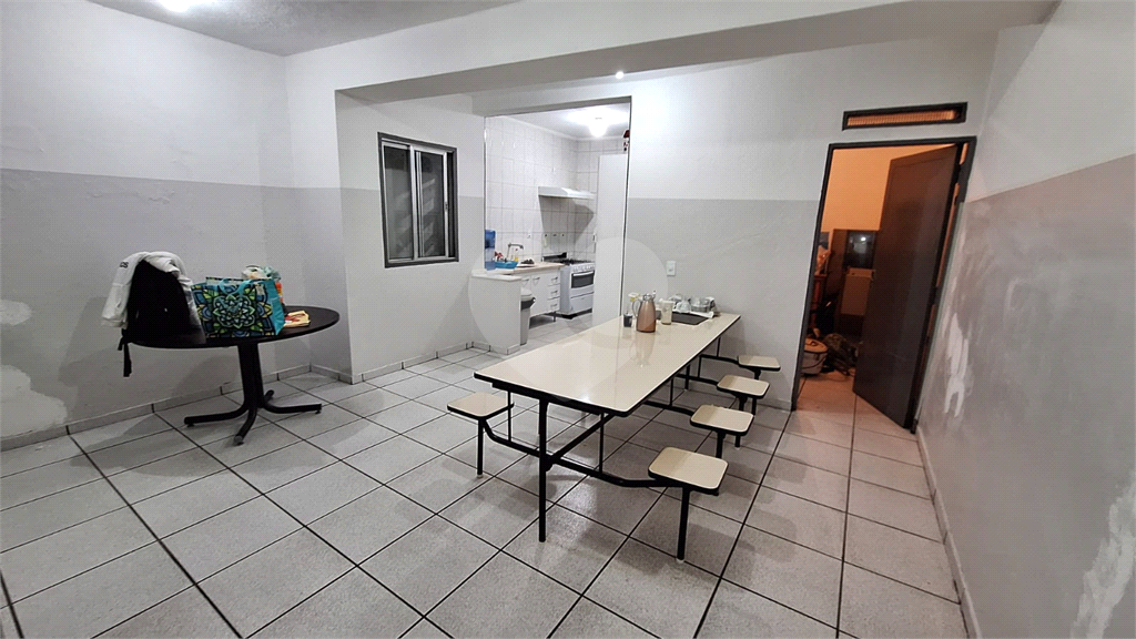 Prédio Comercial a venda no Brás com 850m² de área construída, e elevador.