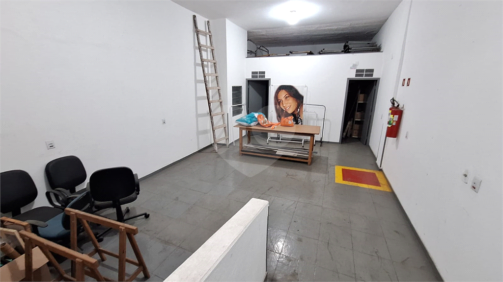 Prédio Comercial a venda no Brás com 850m² de área construída, e elevador.