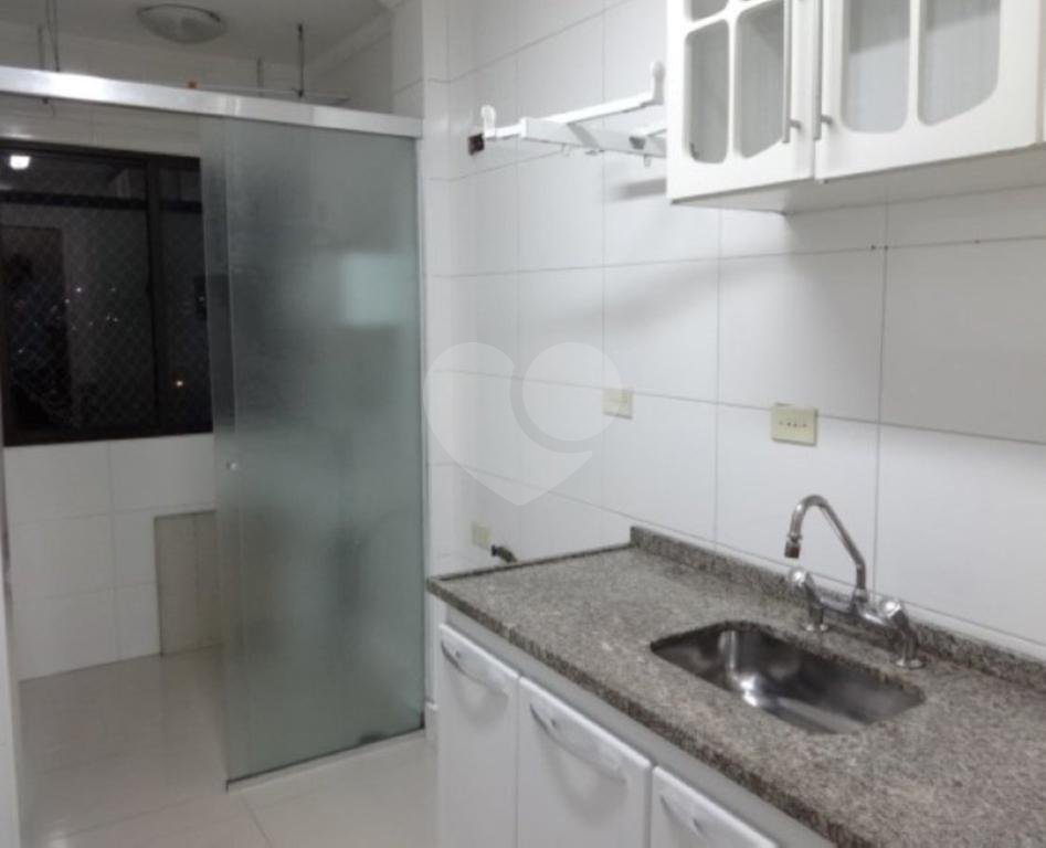 Apartamento com três dormitórios e duas vagas de garagem