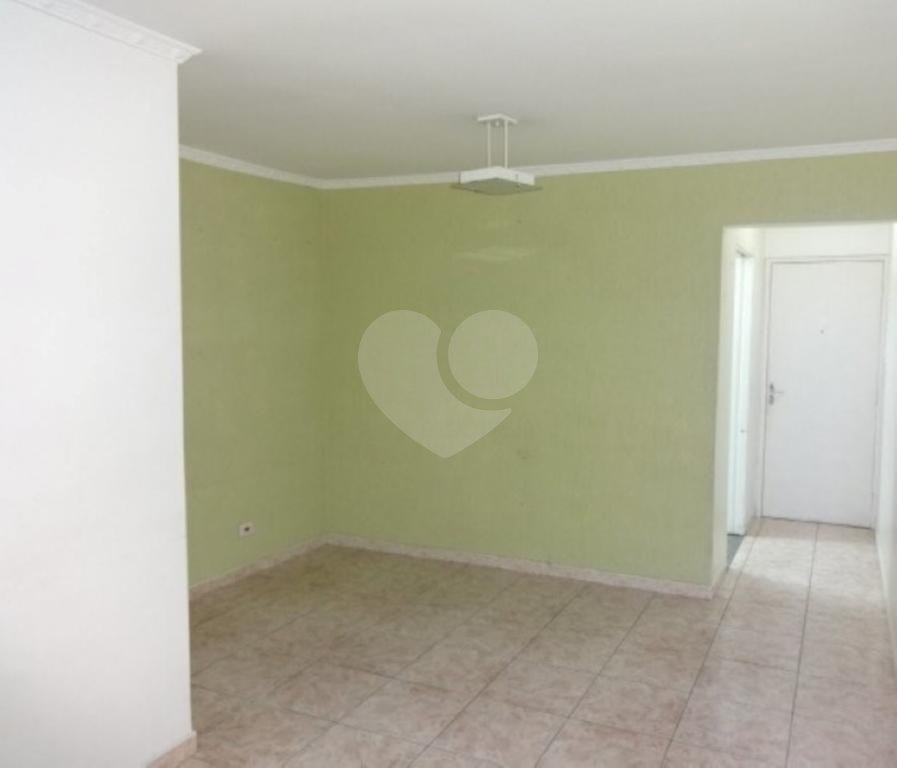 Apartamento com três dormitórios e duas vagas de garagem