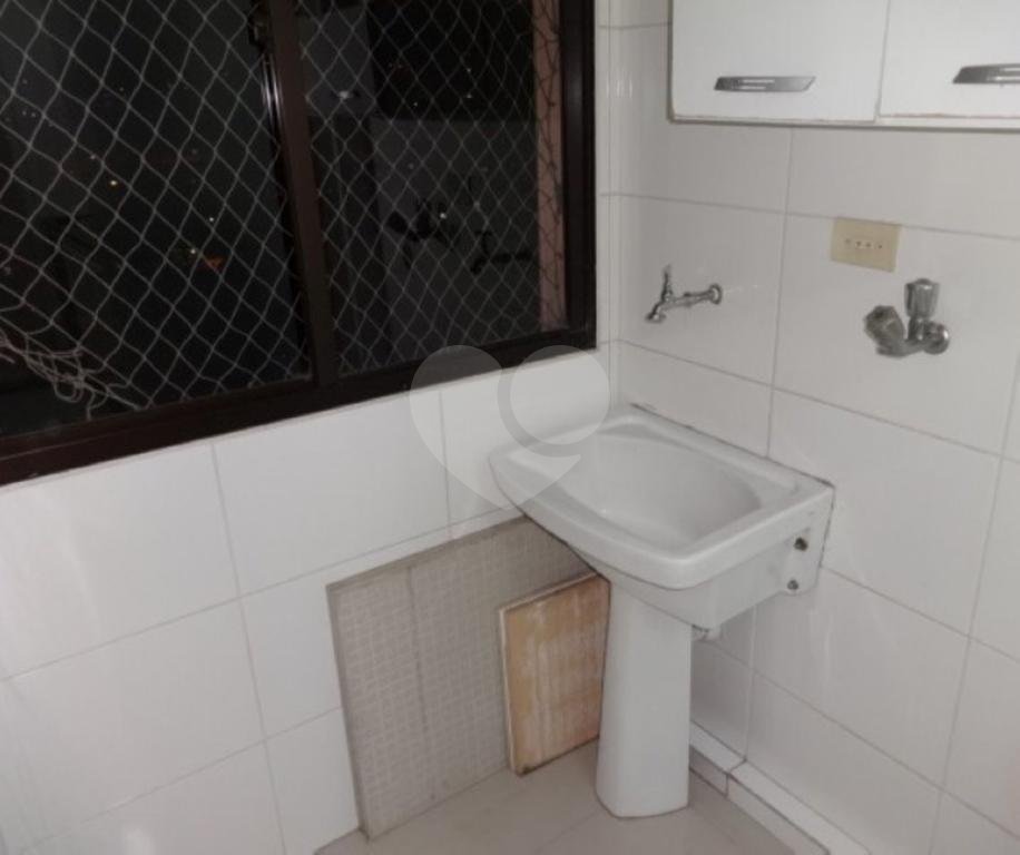 Apartamento com três dormitórios e duas vagas de garagem