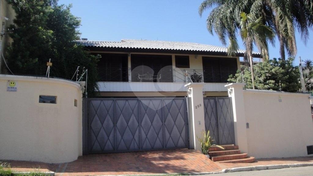  Maravilhosa Residência com  1.500 m²  área .