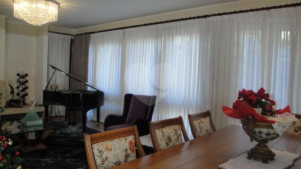  Maravilhosa Residência com  1.500 m²  área .