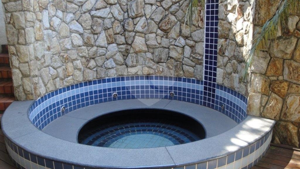  Maravilhosa Residência com  1.500 m²  área .
