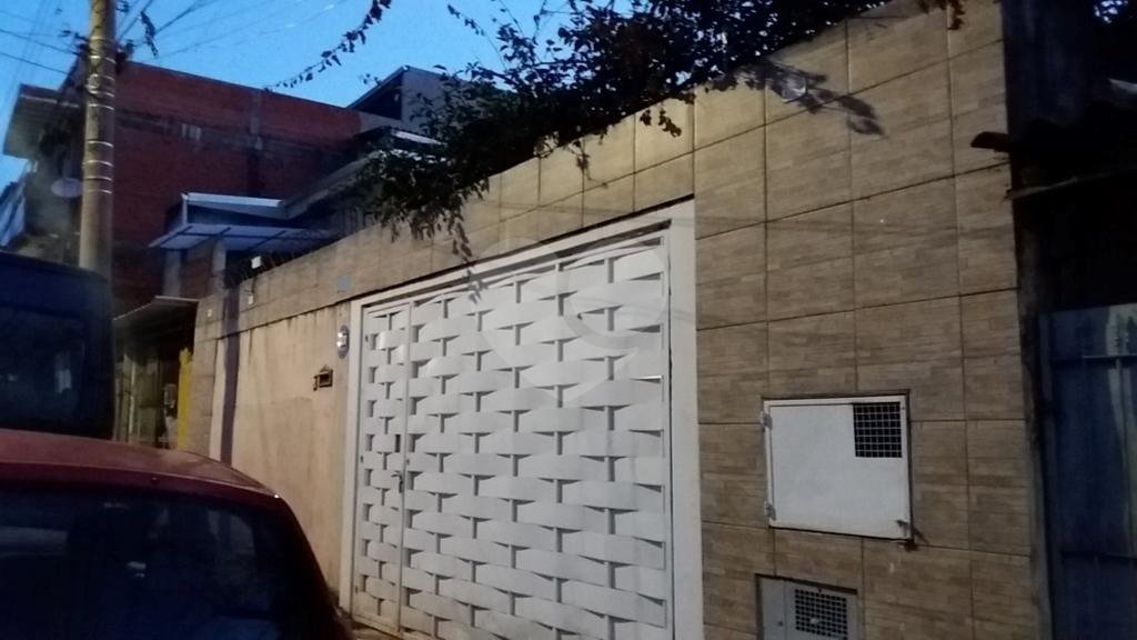 Próximo a futuras instalações do Metrô. 