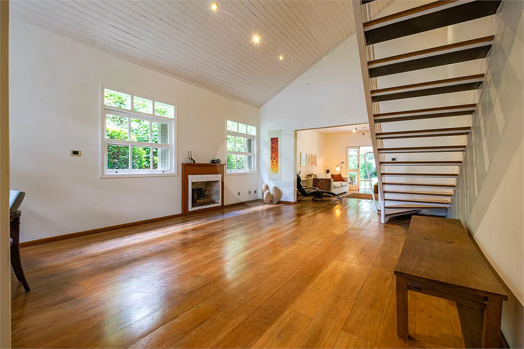 Sobrado no Alto de Pinheiros com 369 m² e Terreno com 570 m²