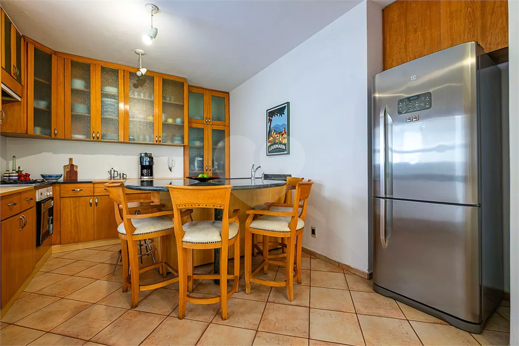 Sobrado no Alto de Pinheiros com 369 m² e Terreno com 570 m²