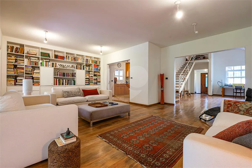 Sobrado no Alto de Pinheiros com 369 m² e Terreno com 570 m²