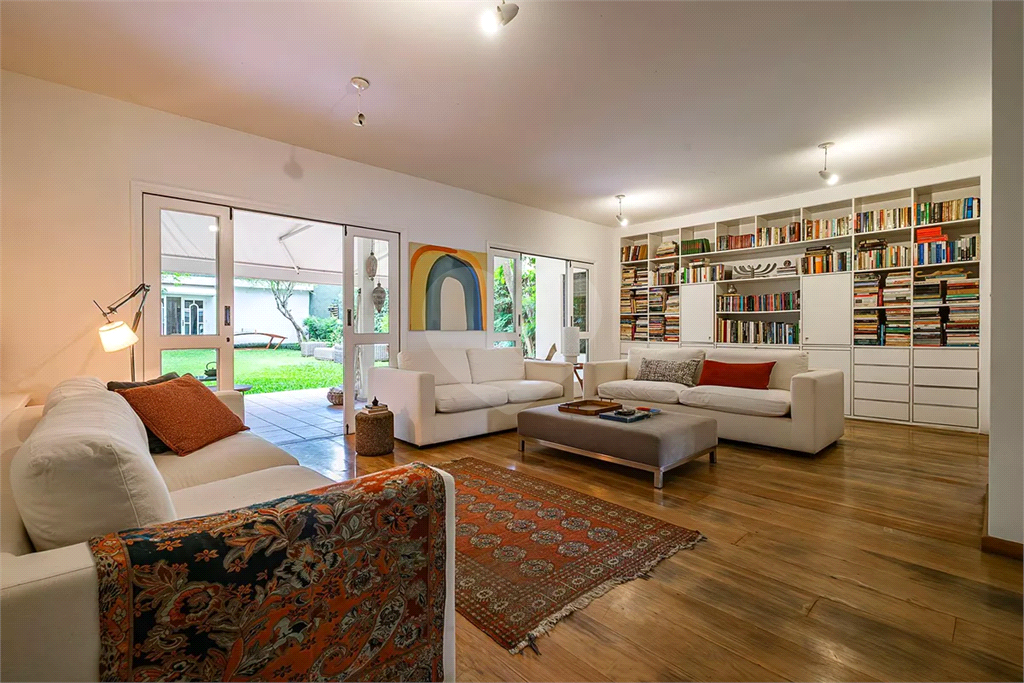 Sobrado no Alto de Pinheiros com 369 m² e Terreno com 570 m²