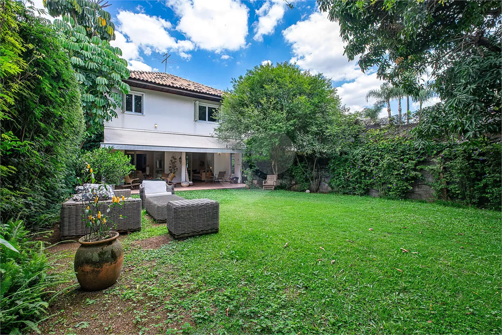 Sobrado no Alto de Pinheiros com 369 m² e Terreno com 570 m²