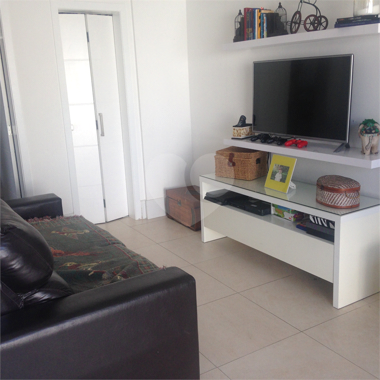 Cobertura com piscina e 3 vagas.