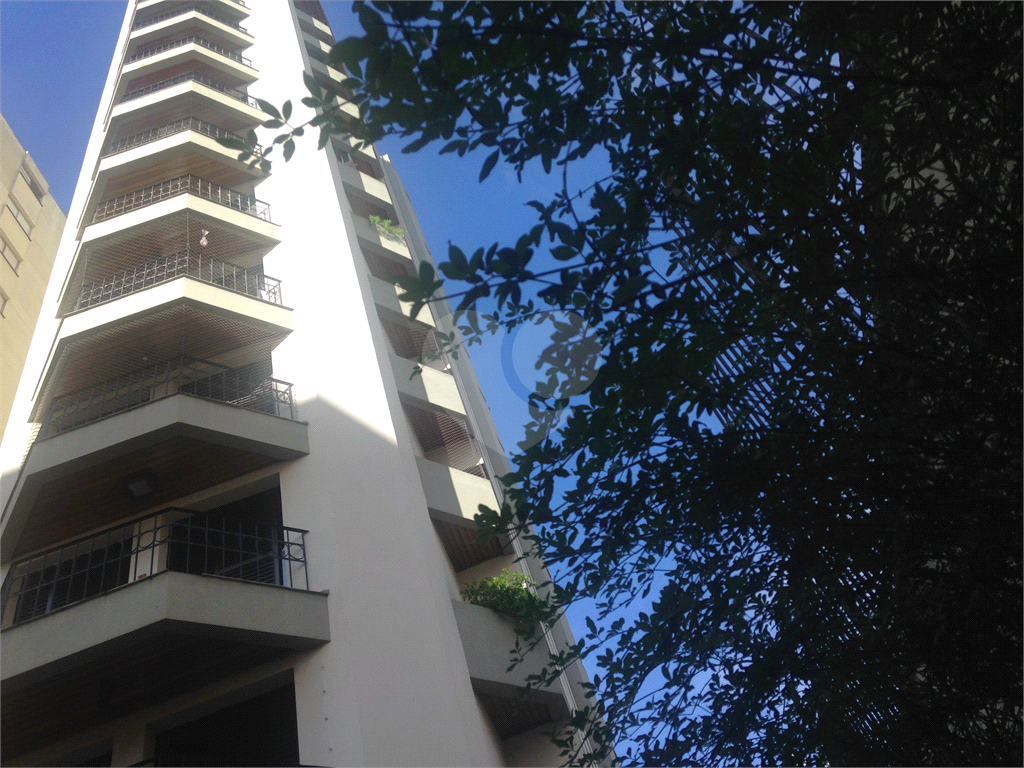 Cobertura com piscina e 3 vagas.