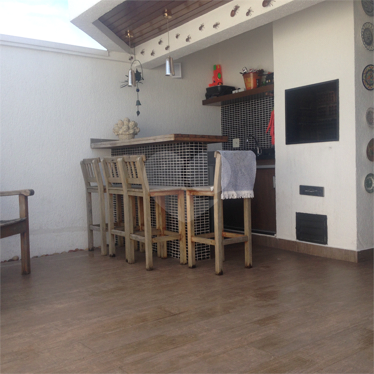 Cobertura com piscina e 3 vagas.