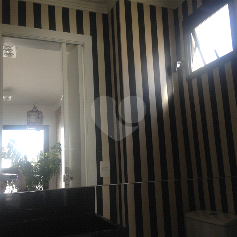 Cobertura com piscina e 3 vagas.