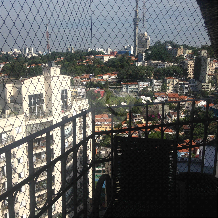 Cobertura com piscina e 3 vagas.