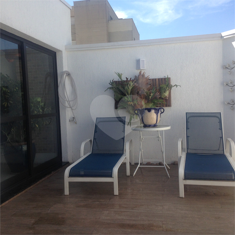 Cobertura com piscina e 3 vagas.