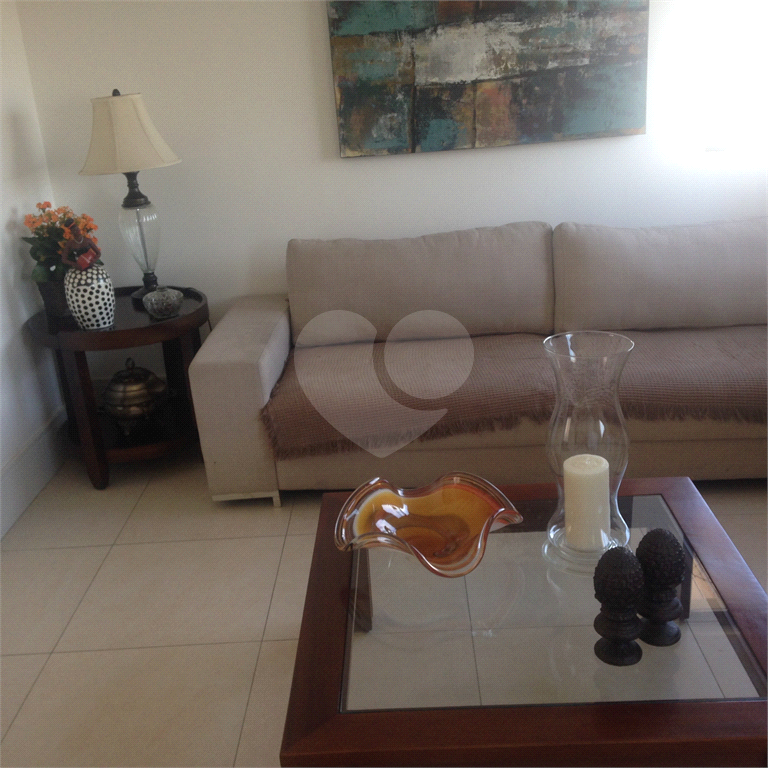 Cobertura com piscina e 3 vagas.