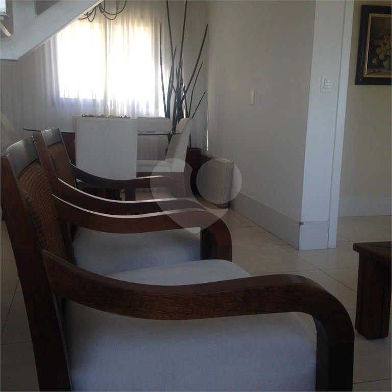 Cobertura com piscina e 3 vagas.