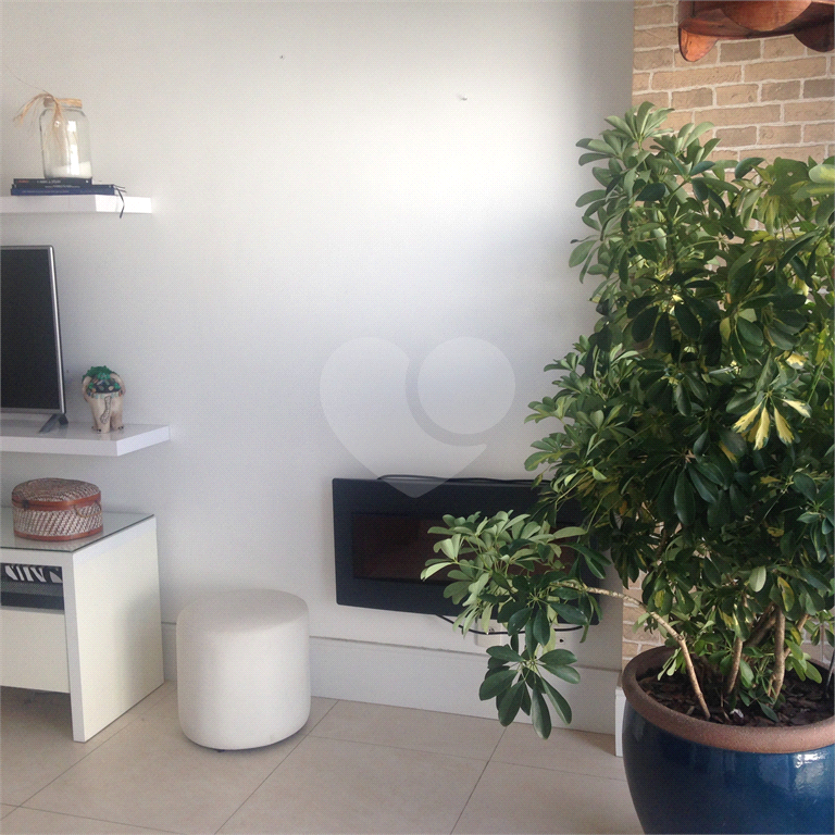 Cobertura com piscina e 3 vagas.