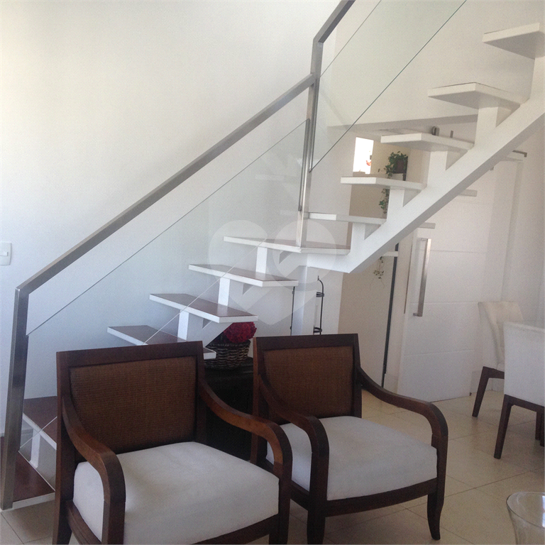 Cobertura com piscina e 3 vagas.