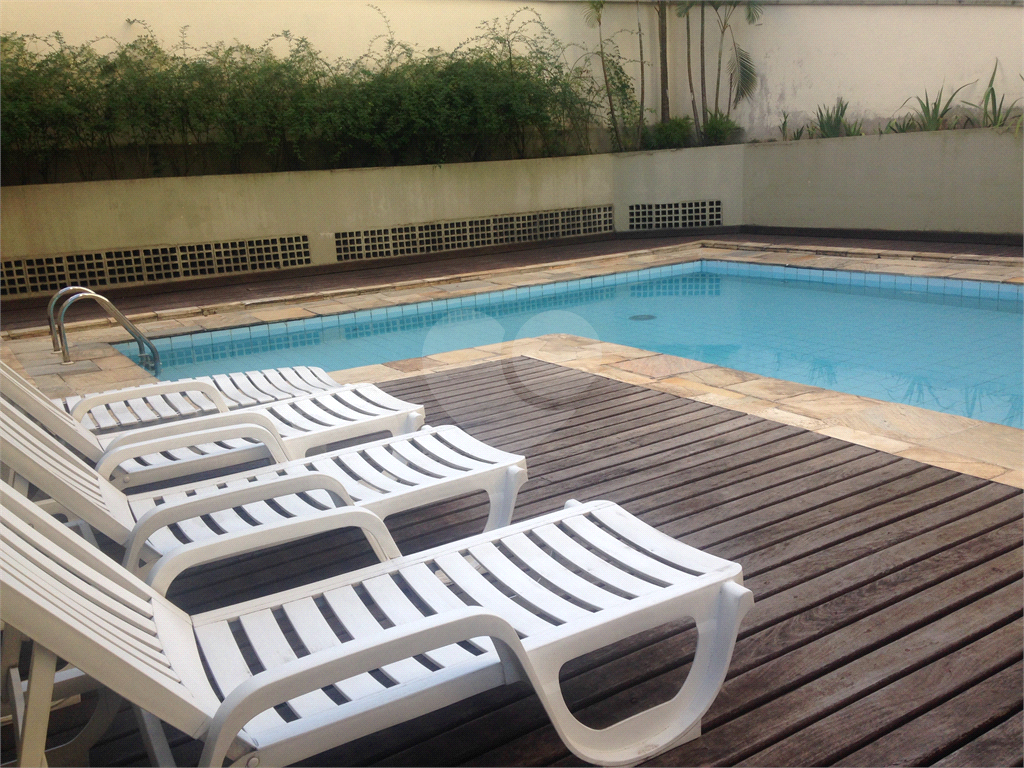 Cobertura com piscina e 3 vagas.