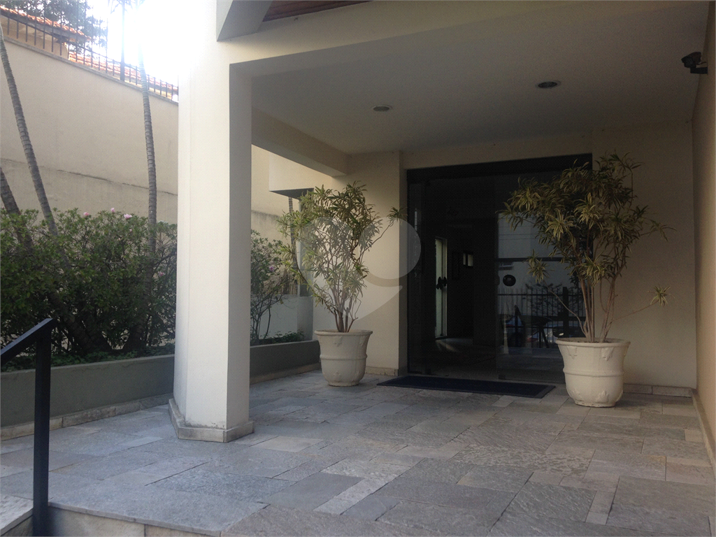 Cobertura com piscina e 3 vagas.