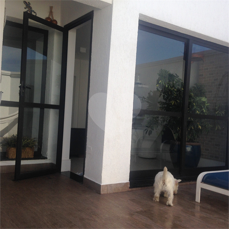 Cobertura com piscina e 3 vagas.