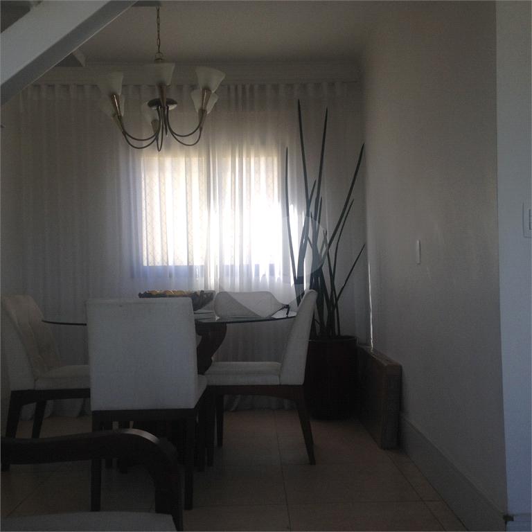 Cobertura com piscina e 3 vagas.