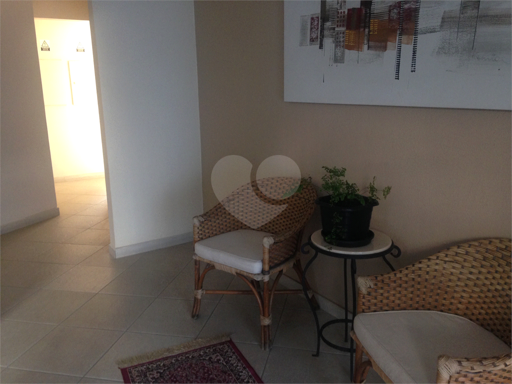 Cobertura com piscina e 3 vagas.