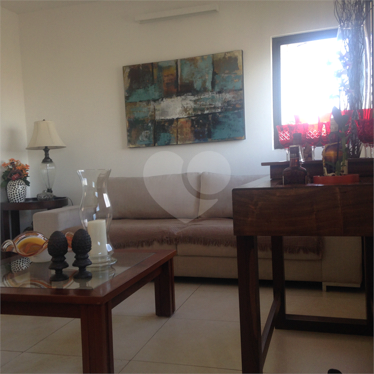 Cobertura com piscina e 3 vagas.