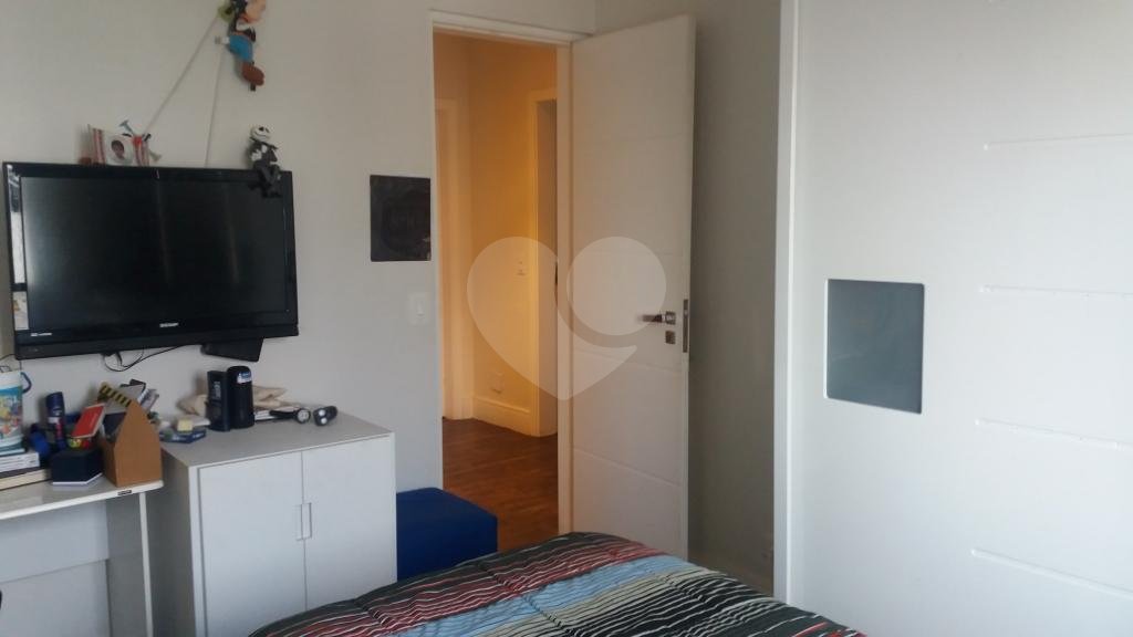 Apartamento à venda com 3 quartos, 227m² - Foto 2