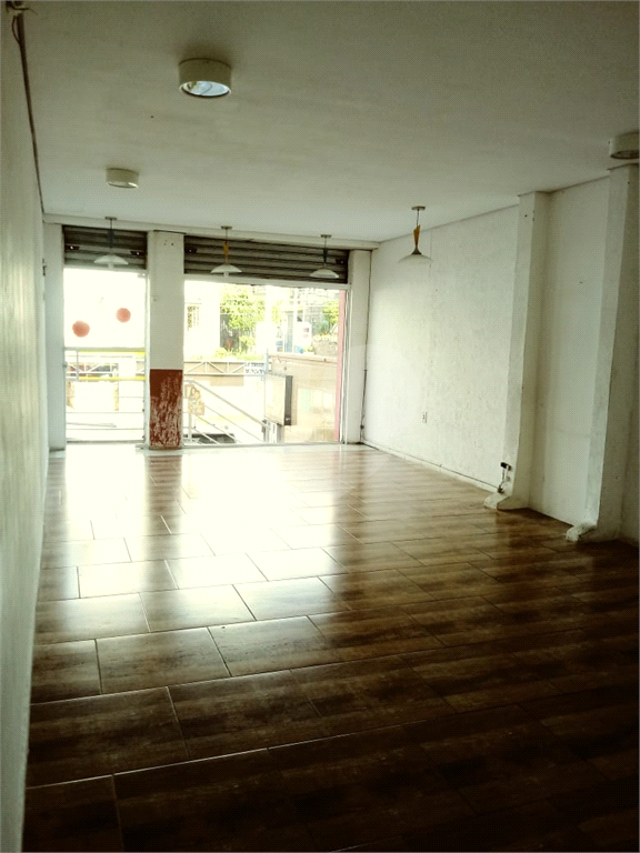 Santana loja de rua = uma casa em baixo com entrada independente